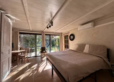 Suite élégante et lumineuse, offrant un espace généreux et une ambiance propice à la détente.