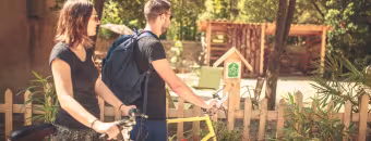 Cyclistes devant un hébergement Accueil Vélo