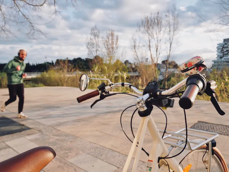 Bord du Lez avec joggeur et vue guidon de vélo