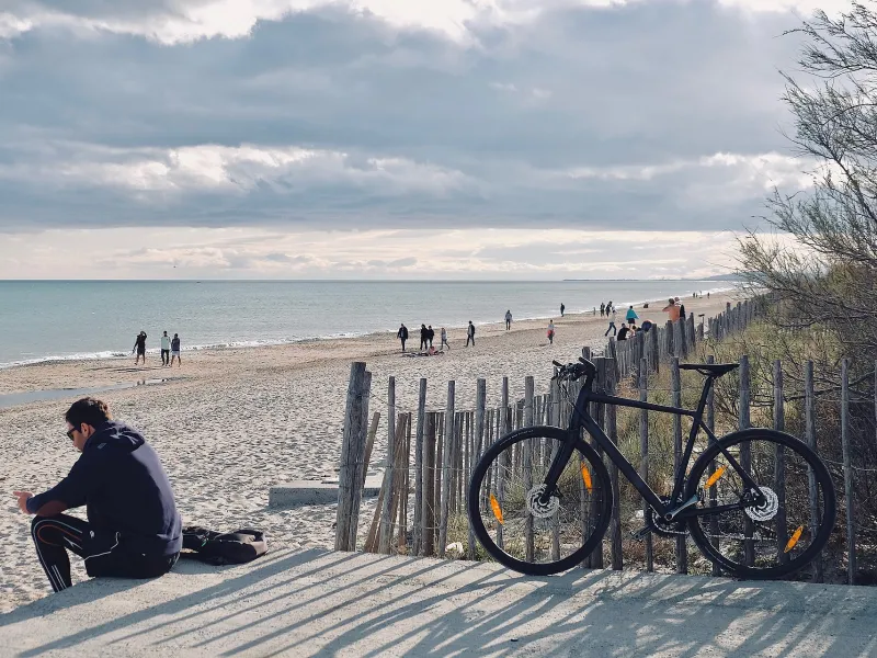 Plage et cycliste contemplatif près de Montpellier