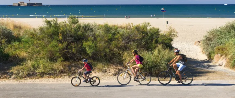 La plage à vélo en famille