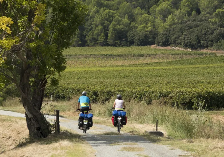 Cyclistes itinérants entre Lorgues et St-Martin de Pallières