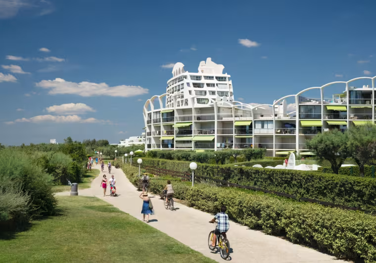Cyclistes sur la Promenade des Dunes dans le quartier de la Motte du Couchant