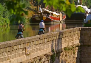 Voyageurs à vélo sur le canal