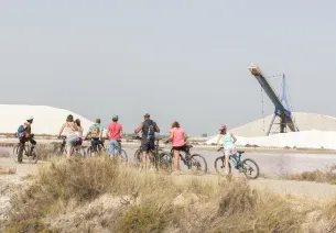 Cyclistes dans les salins