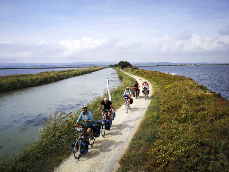 Cyclistes itinérants entre les étangs de l'Ayrolle et de la Sèche