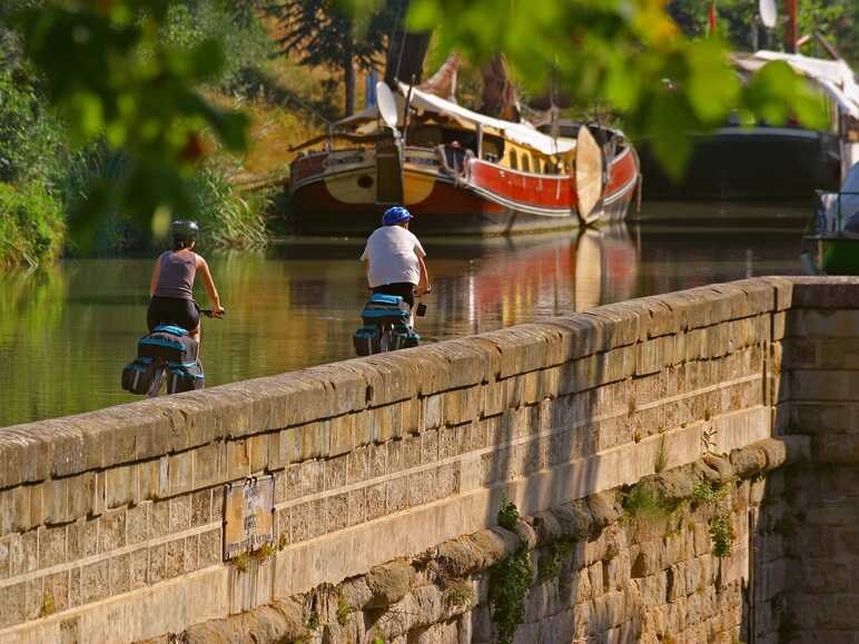 Voyageurs à vélo sur le canal